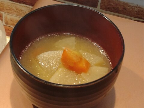 柔らかコク旨♡炒め大根と人参でお味噌汁